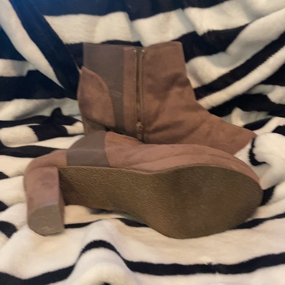 Brown chunky heel booties Size: 8W - Picture 4 of 4